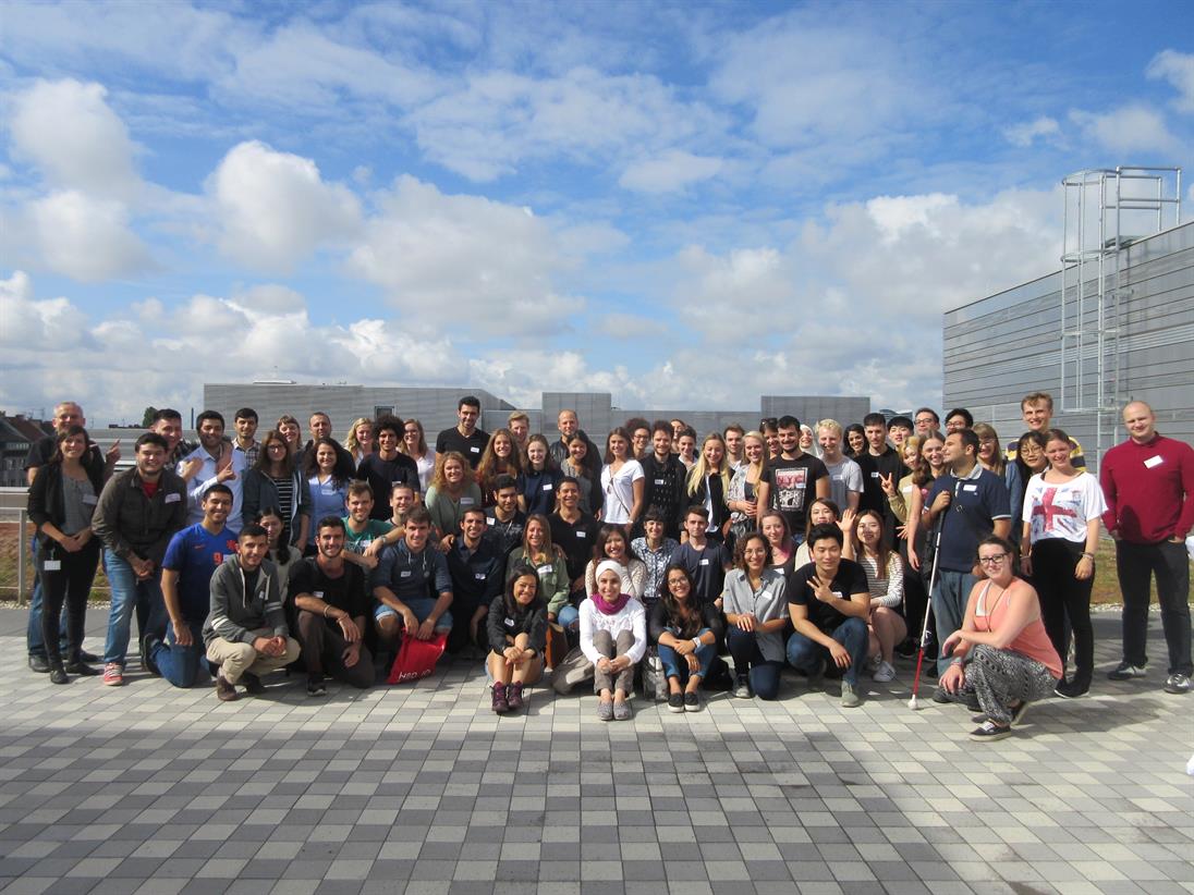 Gruppenfoto der Austauschstudierenden aus der ganzen Welt auf der Dachterrasse von Gebäude 3 auf dem neuen Campus Derendorf